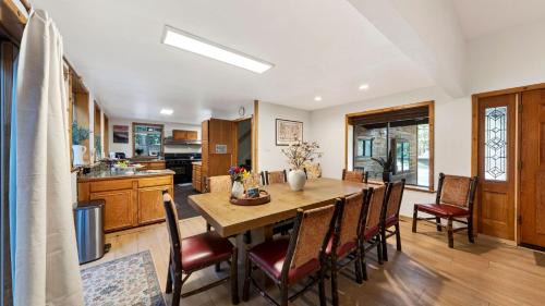Y Area House | Lakesong Lodge by AvantStay