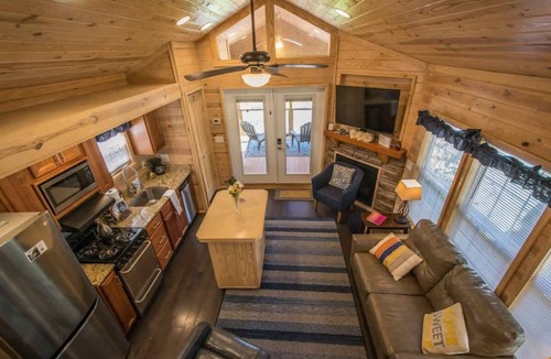 Upward House | Lakeview 2BR Tiny Home near Trails, Pool + Bocce + Free Tickets