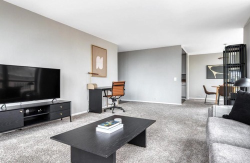 Lake View East Apartment | Lakeview 2BR w Deck Pool Gym nr Lincoln Park CHI-717