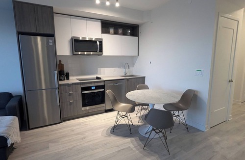 Yonge-Eglinton Condo | Lakeview 3bd | 2bath | Self Check-in | Free Parking