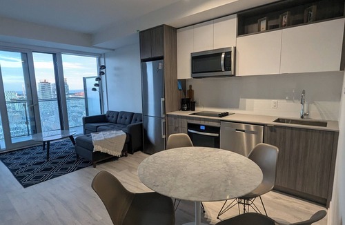 Yonge-Eglinton Condo | Lakeview 3bd | 2bath | Self Check-in | Free Parking