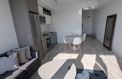 Yonge-Eglinton Condo | Lakeview 3bd | 2bath | Self Check-in | Free Parking