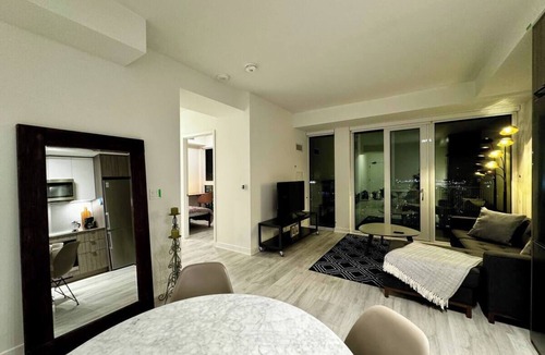 Yonge-Eglinton Condo | Lakeview 3bd | 2bath | Self Check-in | Free Parking