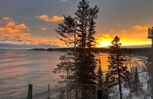 Two Harbors Cabin | Lakeview 5 bedroom Executive Suite