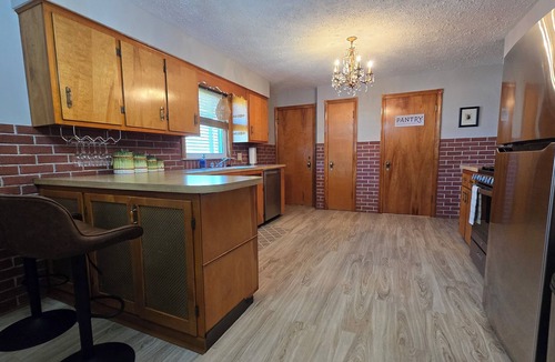 Lorain House | Lakeview Beach Bungalow Lighthouse/3 Beds/Game Room/Pets Entry Ramp available