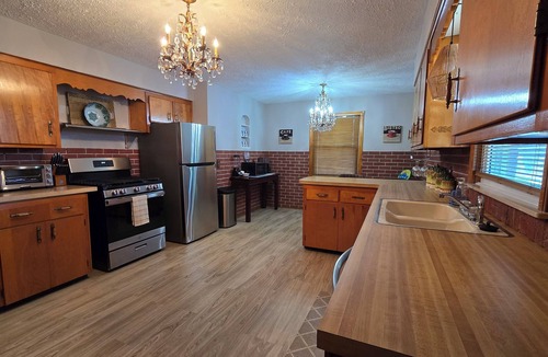 Lorain House | Lakeview Beach Bungalow Lighthouse/3 Beds/Game Room/Pets Entry Ramp available