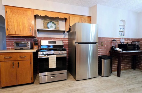Lorain House | Lakeview Beach Bungalow Lighthouse/3 Beds/Game Room/Pets Entry Ramp available