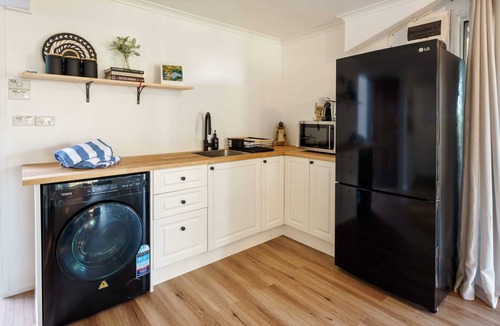 Mooloolah Valley House | Lakeview Cottage in Mooloolah Valley: Pool & Sauna