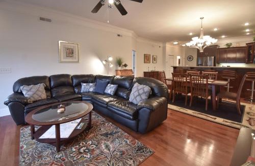 Young Harris Apartment | Lakeview Dreams