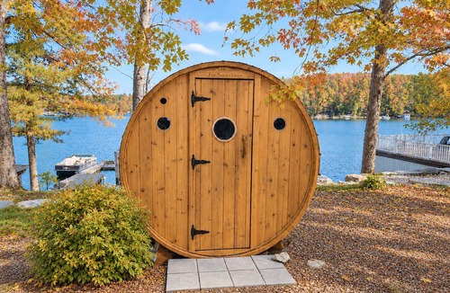 Mayfield Cottage | Lakeview-Fishing-Sauna-Hot Tub-SUP Rentals-Near TC
