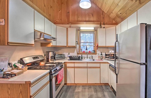 Eidelweiss Village Cabin | Lakeview Forest Cabin w/Deck < 1/2 Mile to Beach!