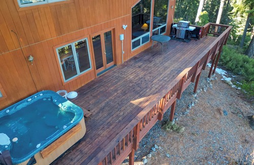 Ridgewood House | Lakeview Hideaway – 3BDR for 8 w/Private Hot Tub!