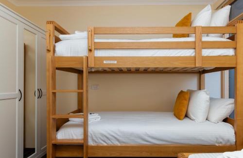 Oak Flats Hotel | Lakeview Hotel Motel