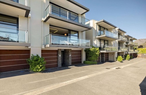 Queenstown Apartment | Lakeview Luxury: 2 Bed Retreat