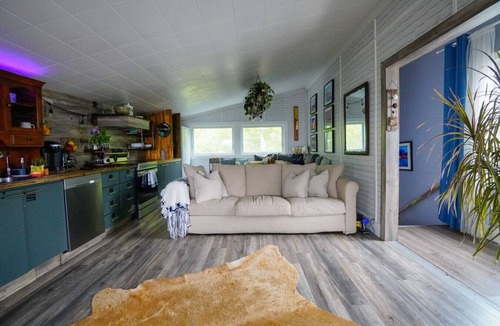 Gravenhurst Cottage | Lakeview Rooftop Suite by Zukaland/add-ons wood-fired Cedar Hot Tub & Sauna