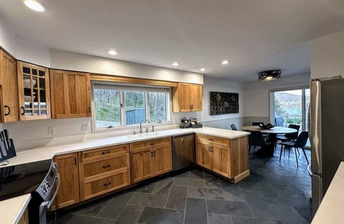 Hammondsport House | Lakeview, Spa, Firepit, BBQ, Fireplace + Speakeasy
