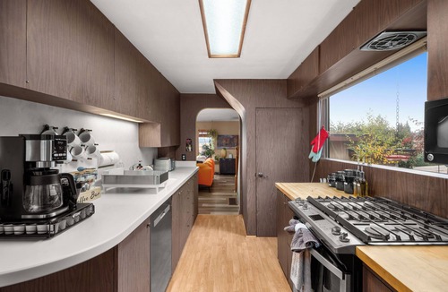 Rainier Valley House | Lakeview Tranquility Hot Tub Retreat Coffee Bar - Dog Friendly