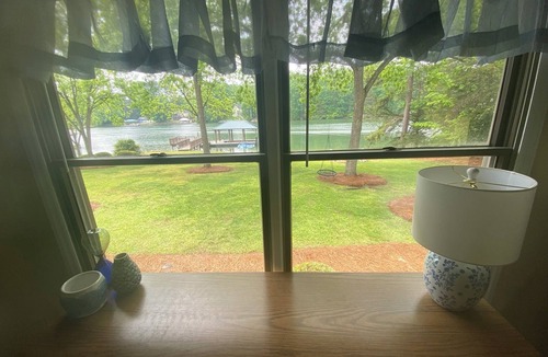 Sherrills Ford House | Lakeview Hideaway – Family-Friendly Lakefront Escape