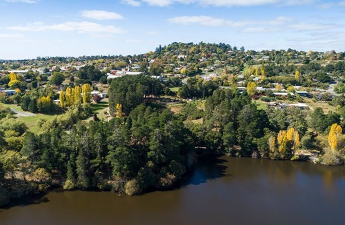 Daylesford House | Lakewood-stylish design, great location