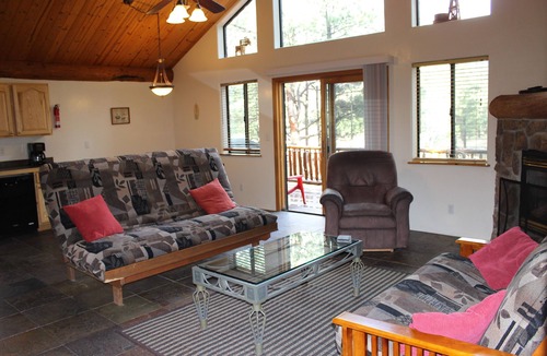 Greer Cabin | Lamar Cabin. Family & Pet Friendly! A short walk to the fabulous Greer Lakes!