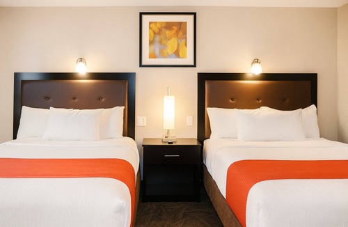 Three Hills Hotel | Lamplighter Inn