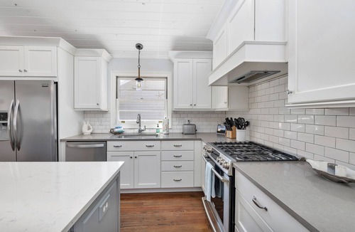 East Beach House | Landfall Cottage -4 bed/2 bath East Beach* Pool*