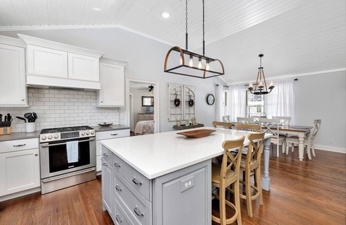 East Beach House | Landfall Cottage -4 bed/2 bath East Beach* Pool*