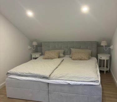 Eichenzell Apartment | Landhausstübchen 105qm mit Balkon-2 Schlafzimmer-Bad-WC-WiFi-Kaffeemaschine-Waschmaschine-Trockner-Föhn-Handtücher und Bettwäsche-sehr familienfreundlich