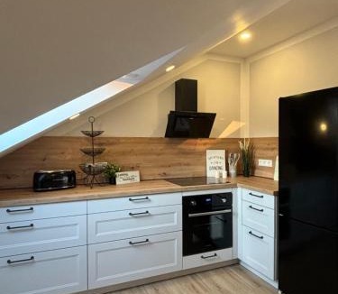 Eichenzell Apartment | Landhausstübchen 105qm mit Balkon-2 Schlafzimmer-Bad-WC-WiFi-Kaffeemaschine-Waschmaschine-Trockner-Föhn-Handtücher und Bettwäsche-sehr familienfreundlich