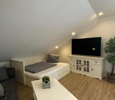 Eichenzell Apartment | Landhausstübchen 105qm mit Balkon-2 Schlafzimmer-Bad-WC-WiFi-Kaffeemaschine-Waschmaschine-Trockner-Föhn-Handtücher und Bettwäsche-sehr familienfreundlich
