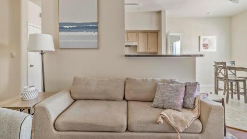 Southbelt/Ellington Apartment | Landing Amazing 1BD Pool Gym