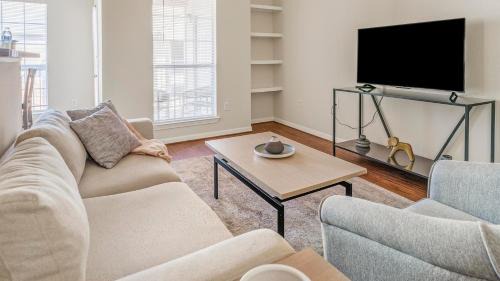 Southbelt/Ellington Apartment | Landing Amazing 1BD Pool Gym
