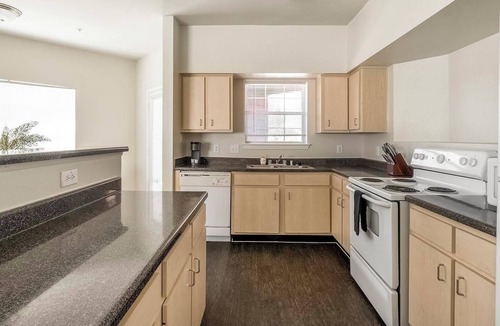 Southbelt/Ellington Apartment | Landing | Amazing 2BD, Clubhouse, Pool
