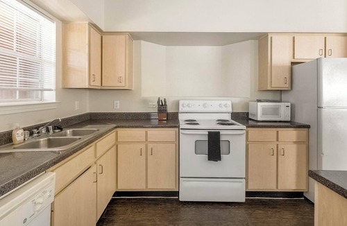 Southbelt/Ellington Apartment | Landing | Amazing 2BD, Clubhouse, Pool