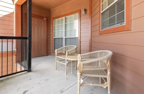 Southbelt/Ellington Apartment | Landing | Amazing 2BD, Clubhouse, Pool