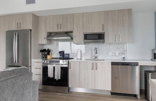Overtown Apartment | Landing | Amazing 2BD, Pool