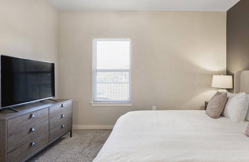 Brooks City Base Apartment | Landing at The Anderson at Brooks - 1 Bedroom in Stinson Airport Vicinity