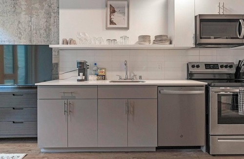 Mann Apartment | Landing | Beautiful 1BD, Game Room, Rooftop Lounge