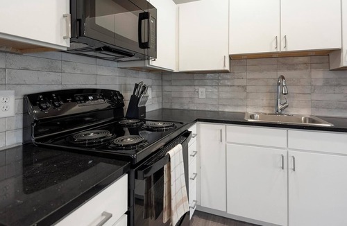 Pinch District Apartment | Landing | Beautiful 1BD, Pool, Rooftop Lounge