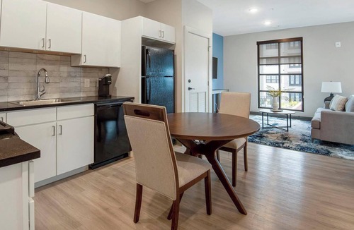 Pinch District Apartment | Landing | Beautiful 1BD, Pool, Rooftop Lounge