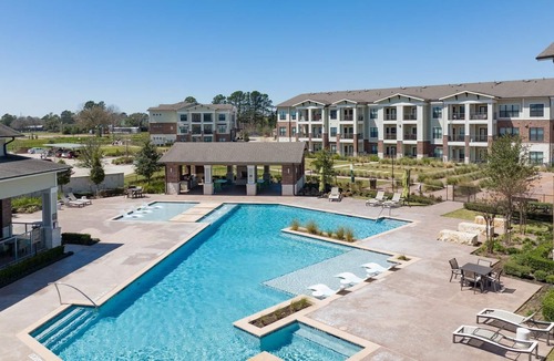 Katy Apartment | Landing | Beautiful 1BD, Pool, Courtyard