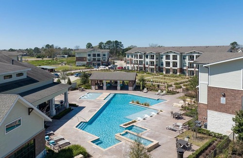 Katy Apartment | Landing | Beautiful 1BD, Pool, Courtyard