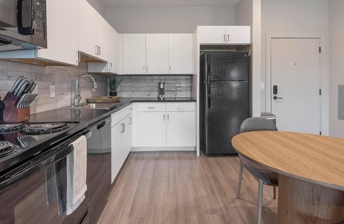 Pinch District Apartment | Landing | Beautiful 1BD, Rooftop Lounge, Gym