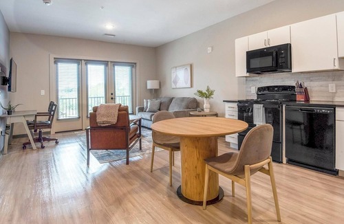 Pinch District Apartment | Landing | Beautiful 1BD, Rooftop Lounge, Gym