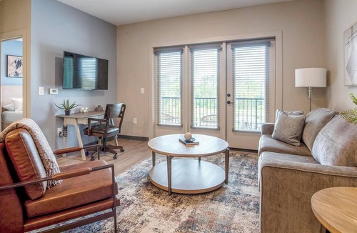 Pinch District Apartment | Landing | Beautiful 1BD, Rooftop Lounge, Gym