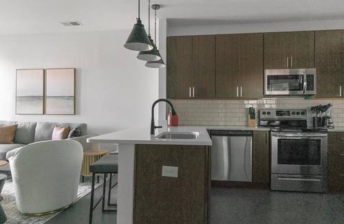 Richmond Apartment | Landing | Beautiful 1BD, Gym, Pool