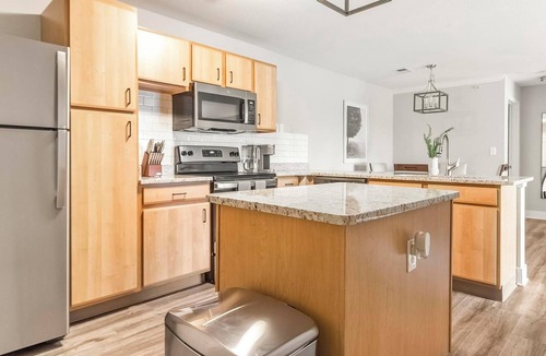 Eureka Apartment | Landing | Beautiful 2BD, Clubhouse, Gym