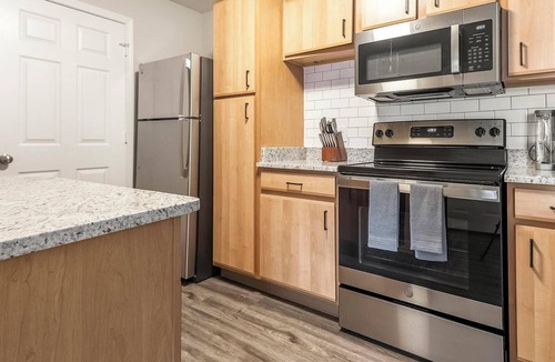 Eureka Apartment | Landing | Beautiful 2BD, Clubhouse, Gym