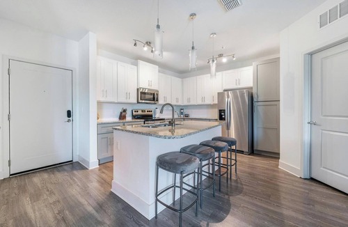 Venice Apartment | Landing | Beautiful 2BD, Clubhouse, Pool