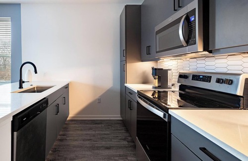 Coraopolis Apartment | Landing | Beautiful 2BD, Courtyard, Gym